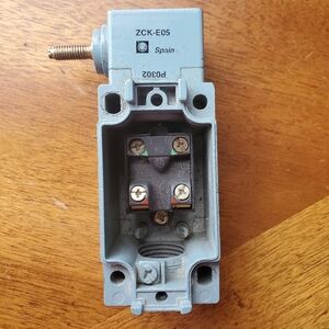 Telemechanique ZCK-JI Limit Switch AND ZCK-E05 Operating Head New *missing cover